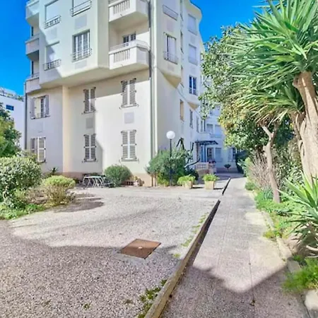 Climatisé Avec Mezzanine à 300 M De La