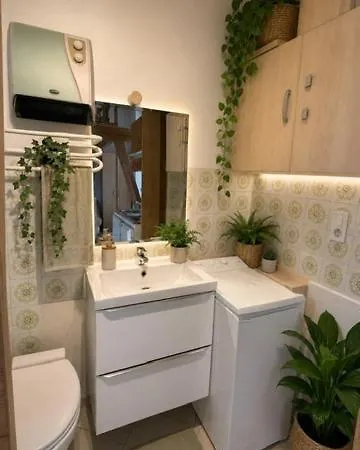 Climatisé Avec Mezzanine à 300 M De La