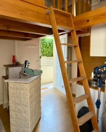 Climatisé Avec Mezzanine à 300 M De La